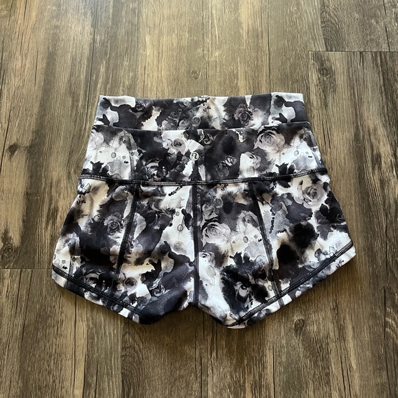 Lululemon Women’s Spandex Shorts Sz 6 - Picture 2 of 4